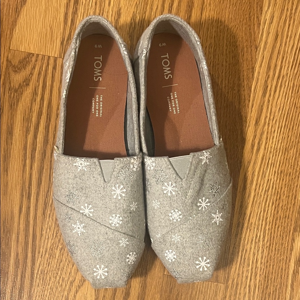 Toms Light Gray Flats with White Snowflake Pattern